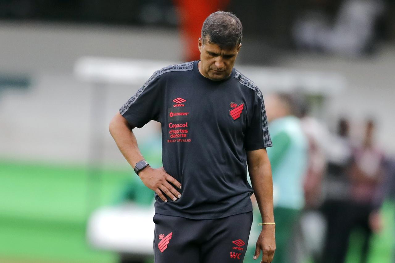 Athletico tem sequência contra líderes que pode ser decisiva para futuro de Wesley Carvalho