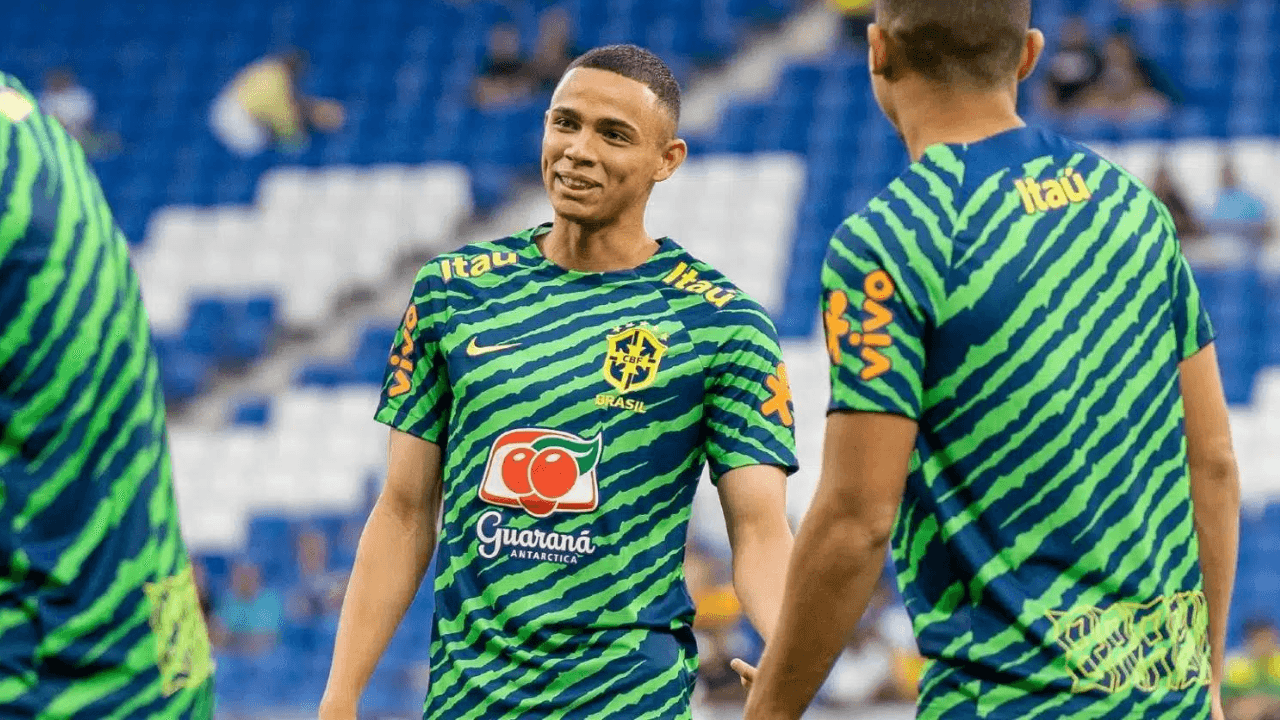Lateral-direito sofre lesão e força terceiro corte na seleção brasileira