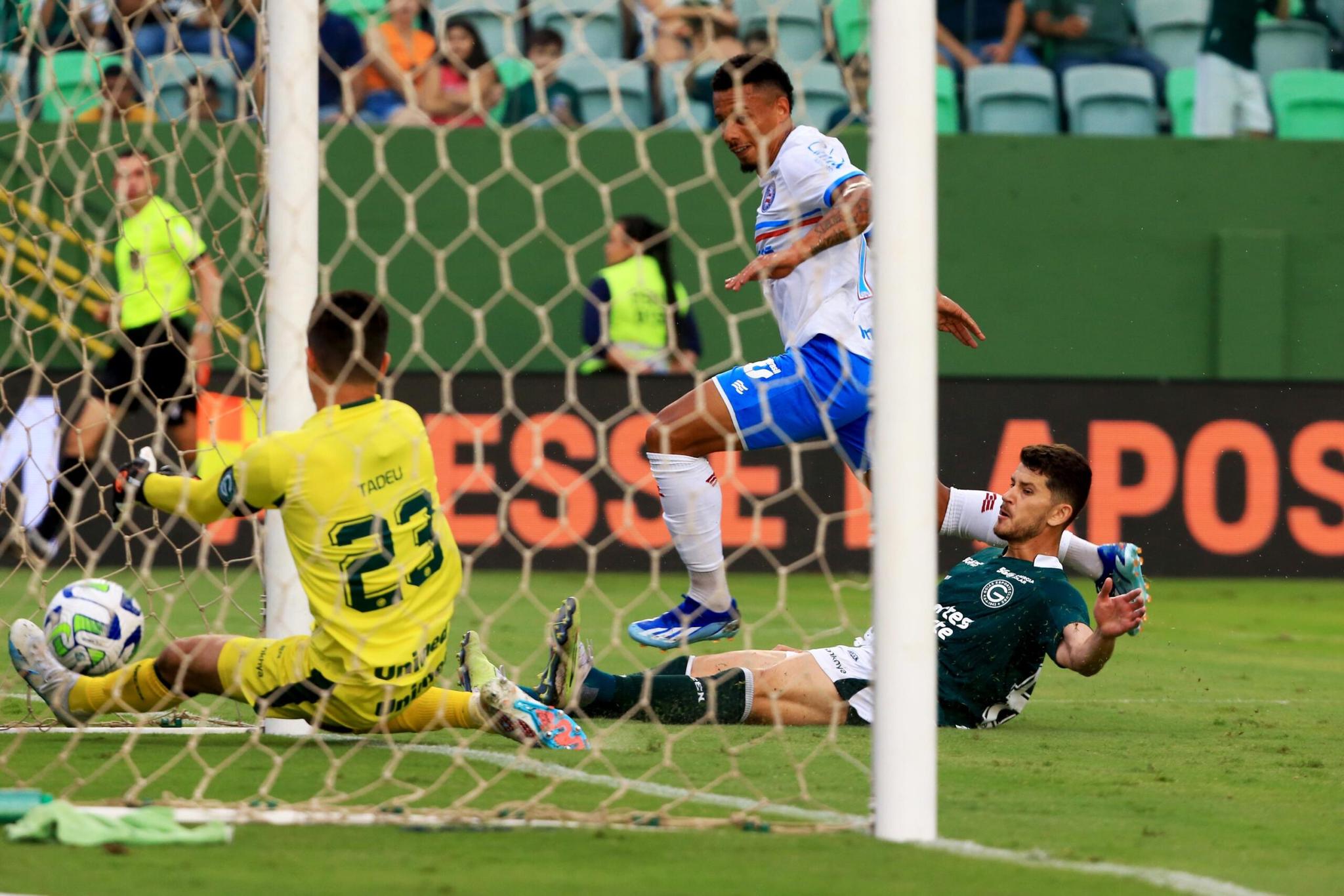 Bahia bate Goiás em jogo duas viradas, 10 gols e golaço do meio-campo