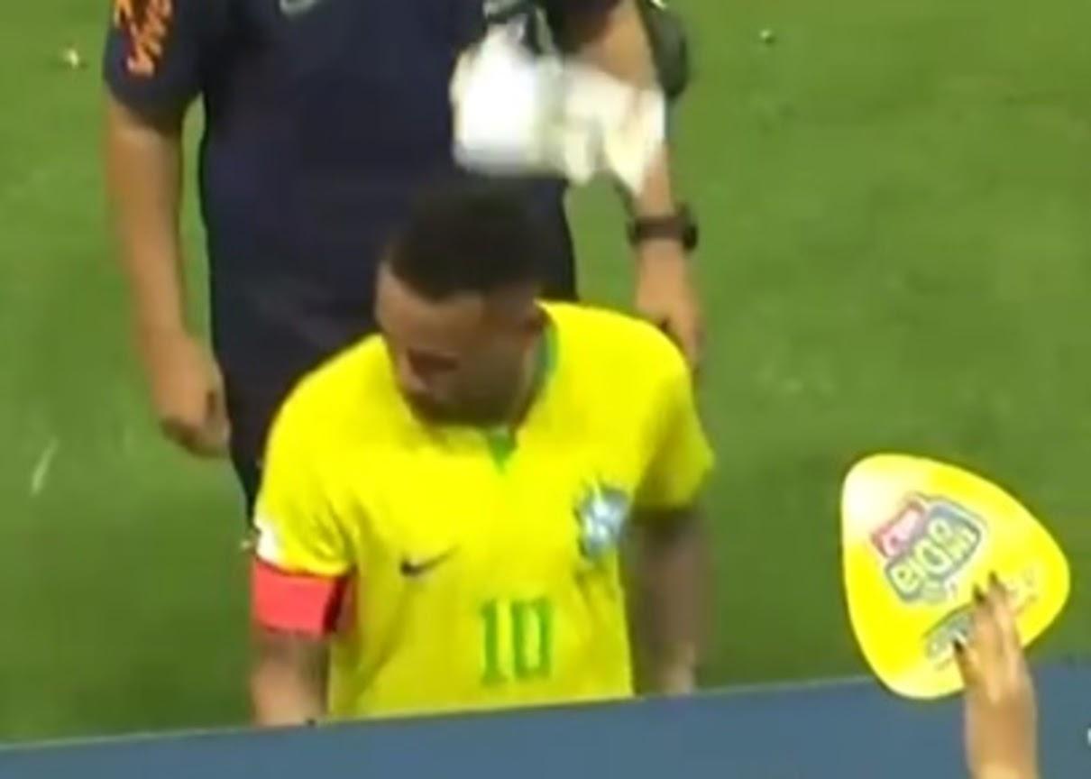 Neymar é atingido por pipocas após empate entre Brasil e Venezuela pelas Eliminatórias