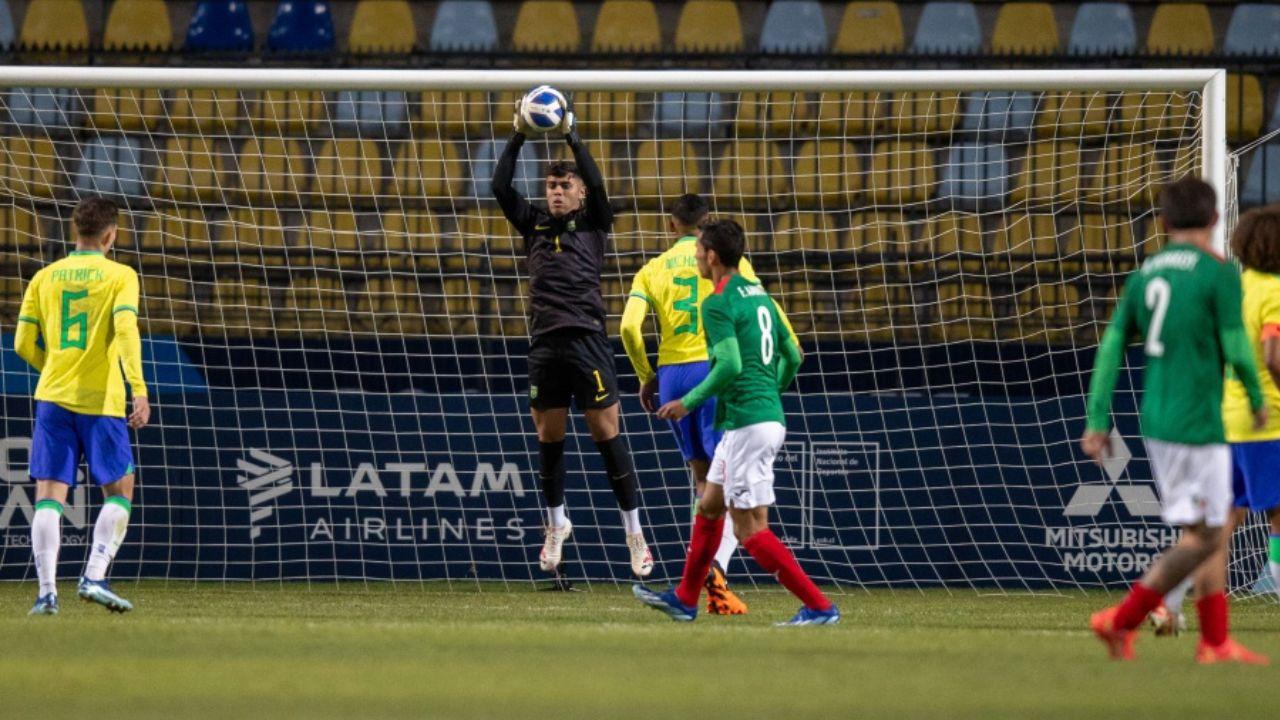 Goleiro do Athletico se destaca  e Brasil vai à final do futebol no Pan de Santiago