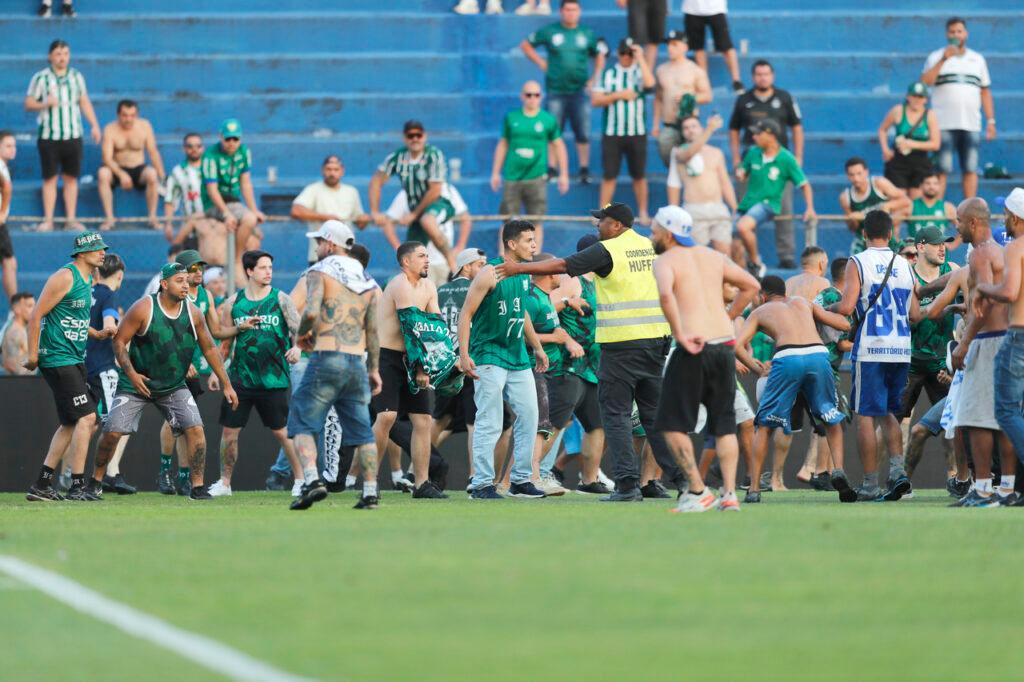 Briga em Coritiba x Cruzeiro na Vila Capanema