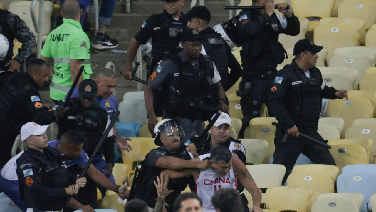 Fotos: Briga generalizada interrompe Brasil x Argentina no Maracanã