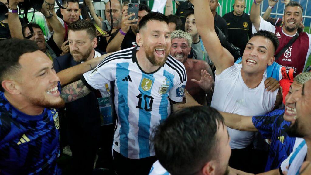 Messi comemora vitória da Argentina sobre o Brasil no Maracanã