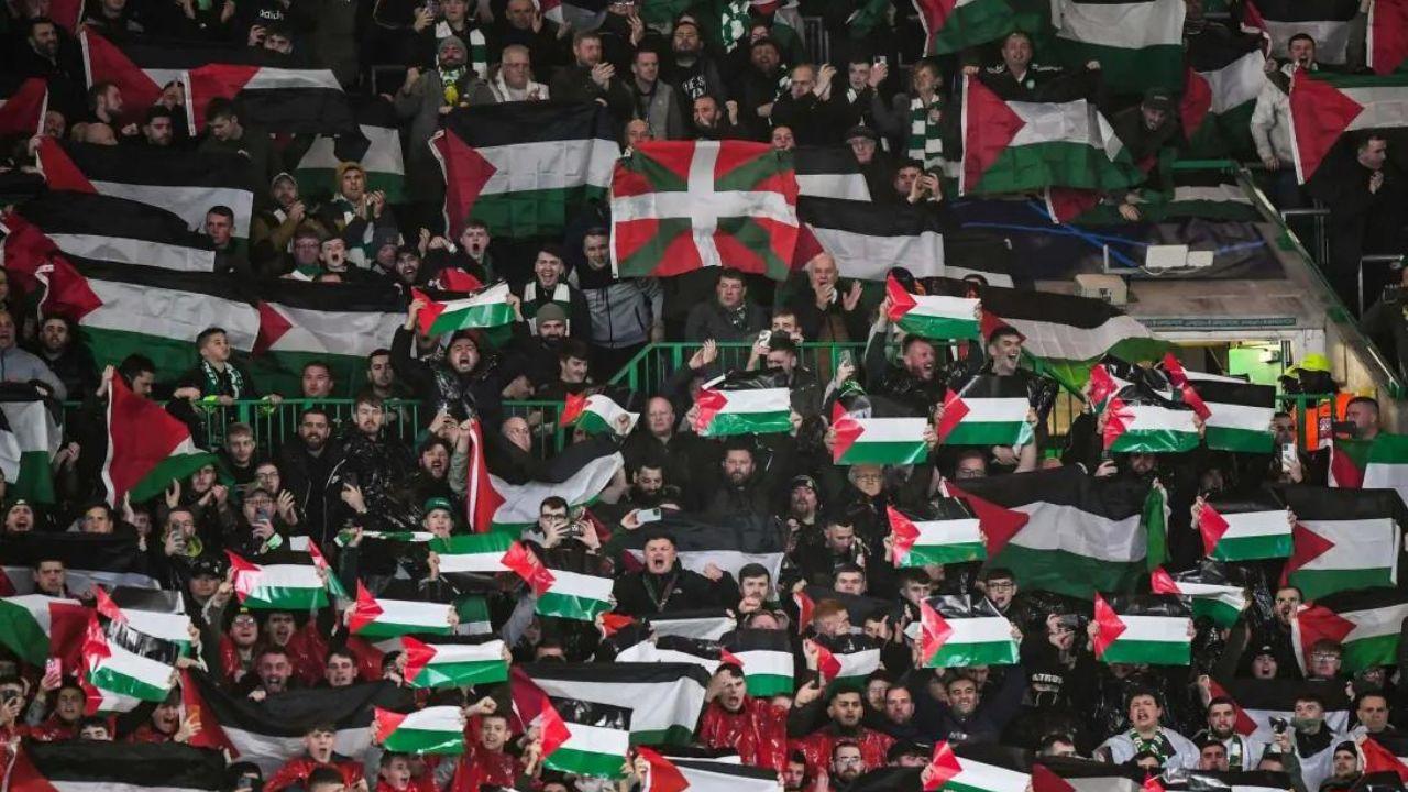 Torcida do Celtic exibe bandeiras da Palestina