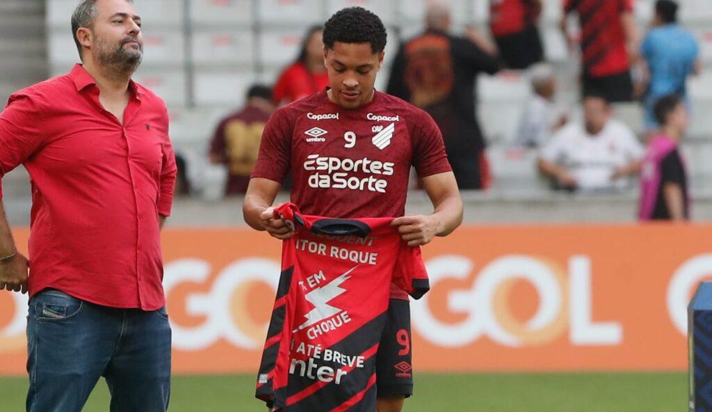 Vitor Roque recebe camisa especial de Alexandre Mattos em sua despedida da Ligga Arena