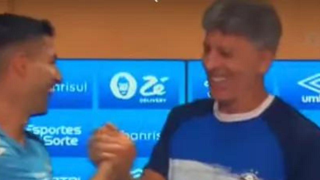 Renato Gaúcho entrega DVD com gols dele para Suárez depois de despedida do uruguaio