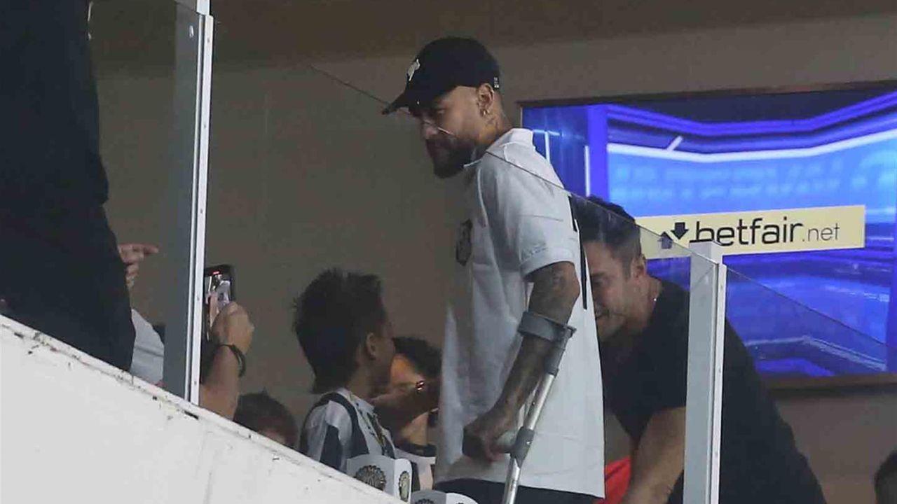 Neymar acompanha jogo do Santos na Vila Belmiro