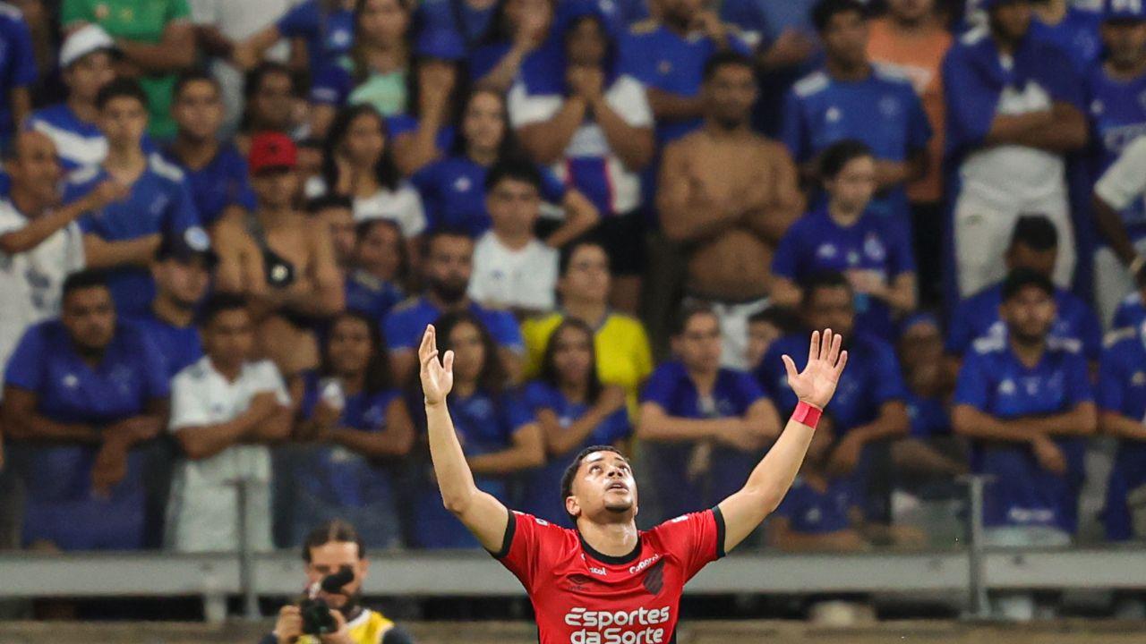 Vitor Roque comemora gol pelo Athletico
