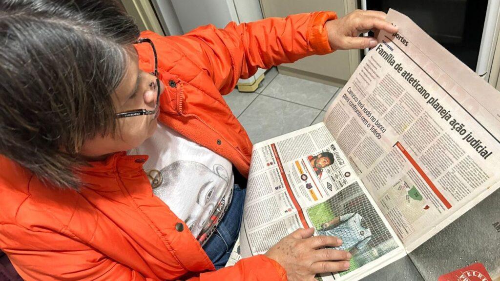 Mãe de André, Solange com reportagem da Gazeta do Povo na época do atropelamento que vitimou o filho