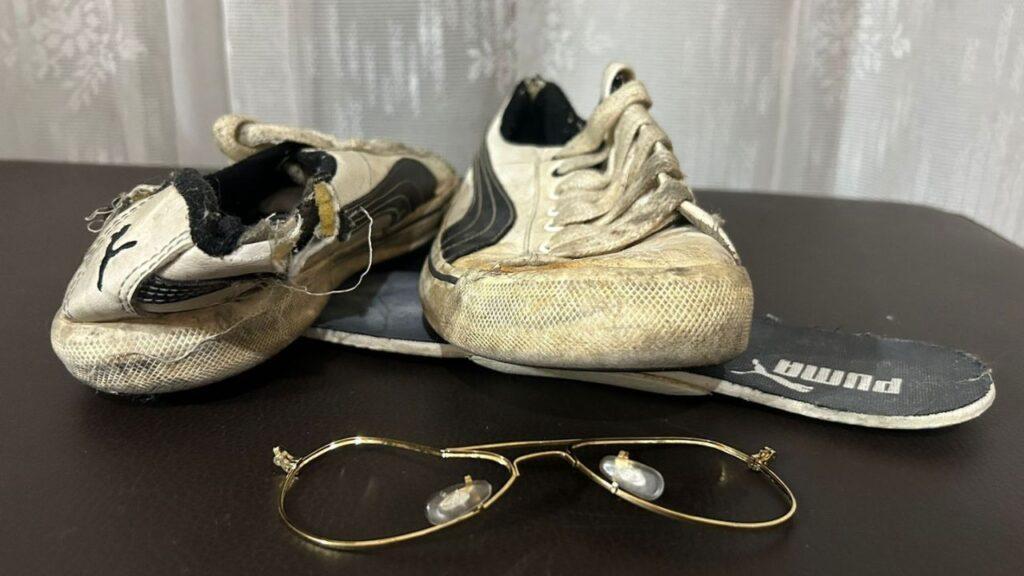 Os tênis e o óculos que André Lopes usava no dia que foi atropelado na saída do jogo do Athletico no Janguito