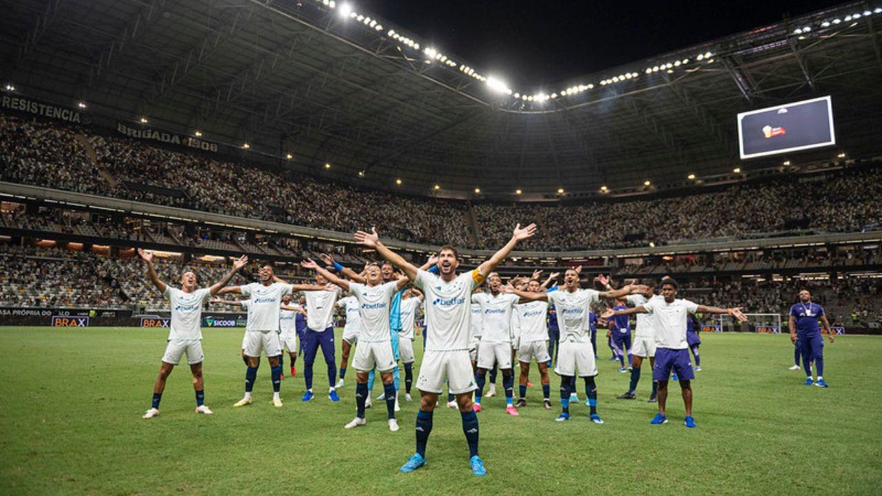Cruzeiro comemora vitória no clássico contra o Atlético-MG