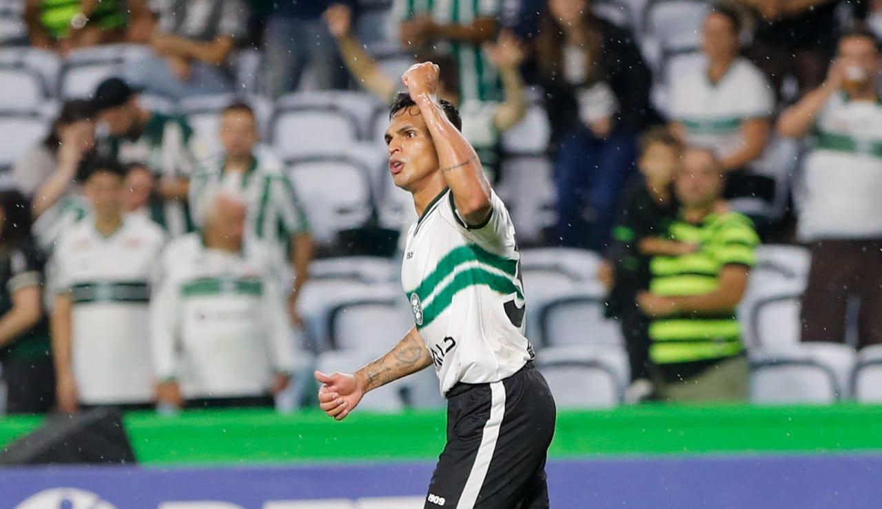 Robson vibra com gol pelo Coritiba