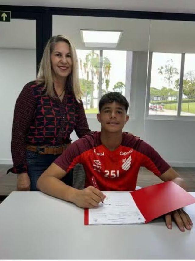 Filho de Eliza Samudio assina contrato como goleiro do Athletico
