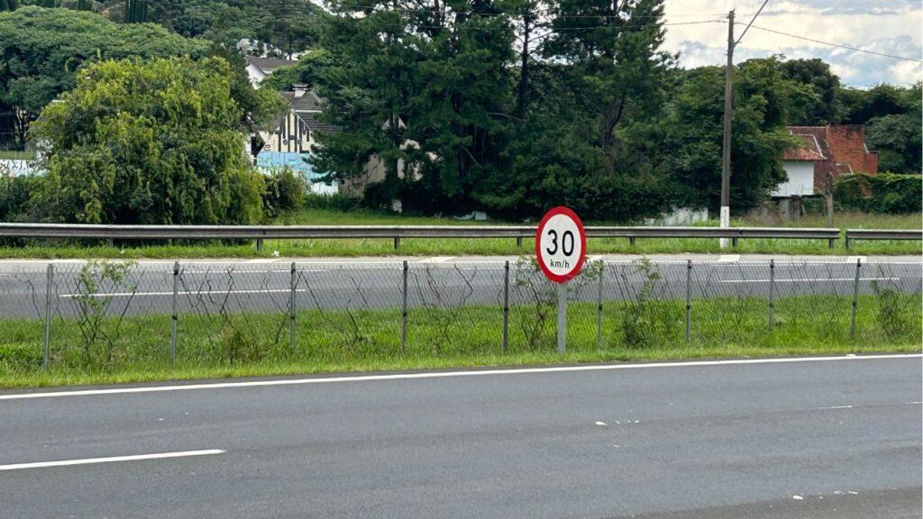 Placa na BR-277 indica velocidade máxima permitida de 30 km/h