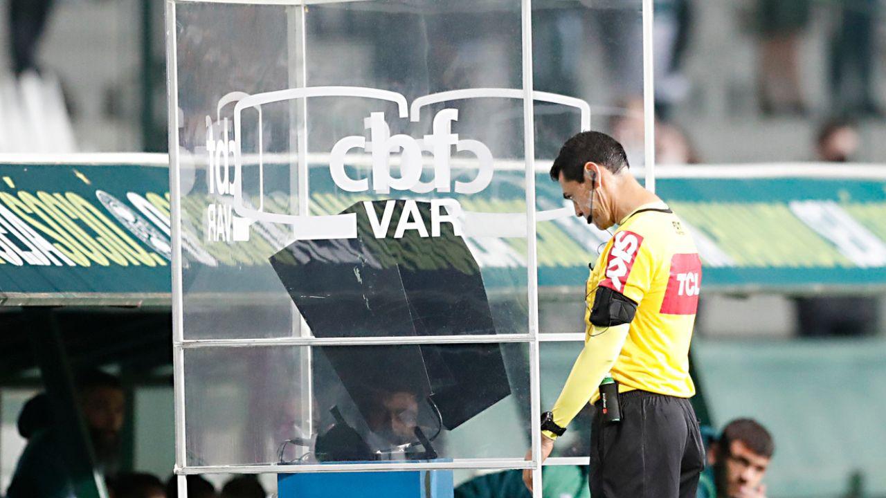 CBF anuncia que árbitros explicarão decisões do VAR durante jogos