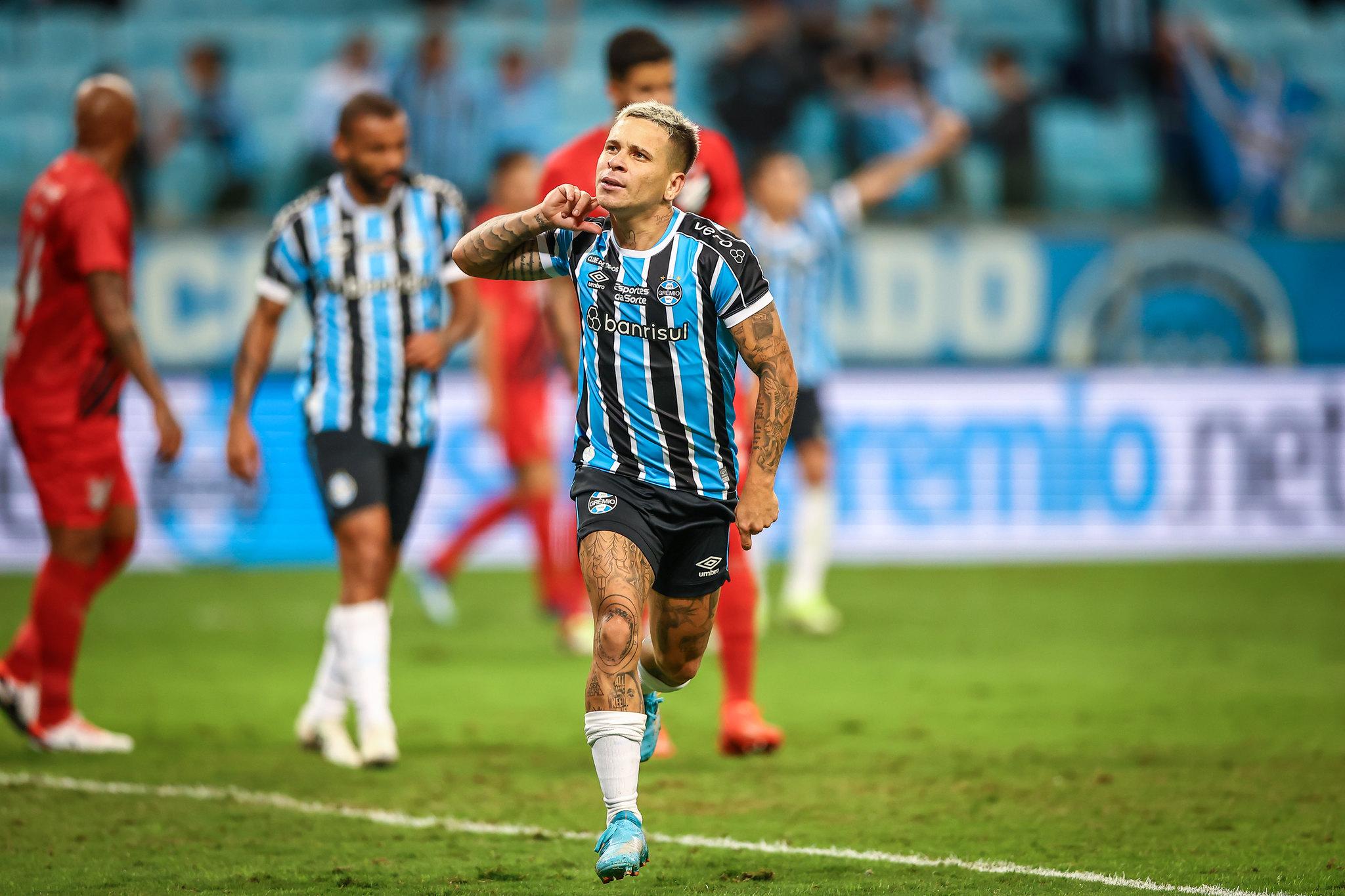 Soteldo comemora gol pelo Grêmio.
