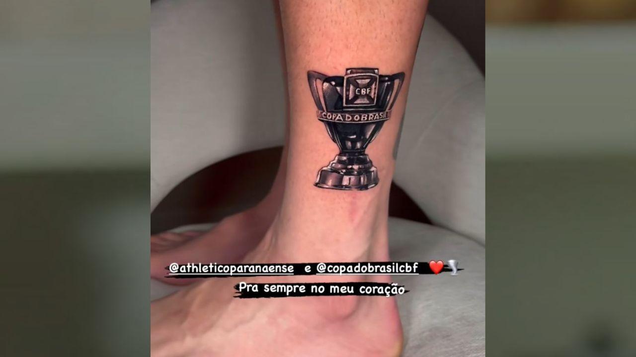 Ídolo do Athletico tatua taça da Copa do Brasil que conquistou pelo clube