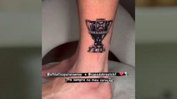 Ídolo do Athletico tatua taça da Copa do Brasil que conquistou pelo clube em 2019