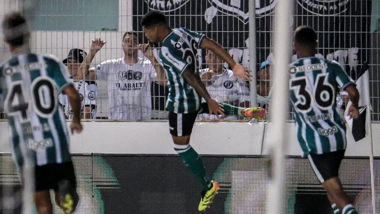 Coritiba sai atrás, mas busca empate contra Ponte Preta na estreia