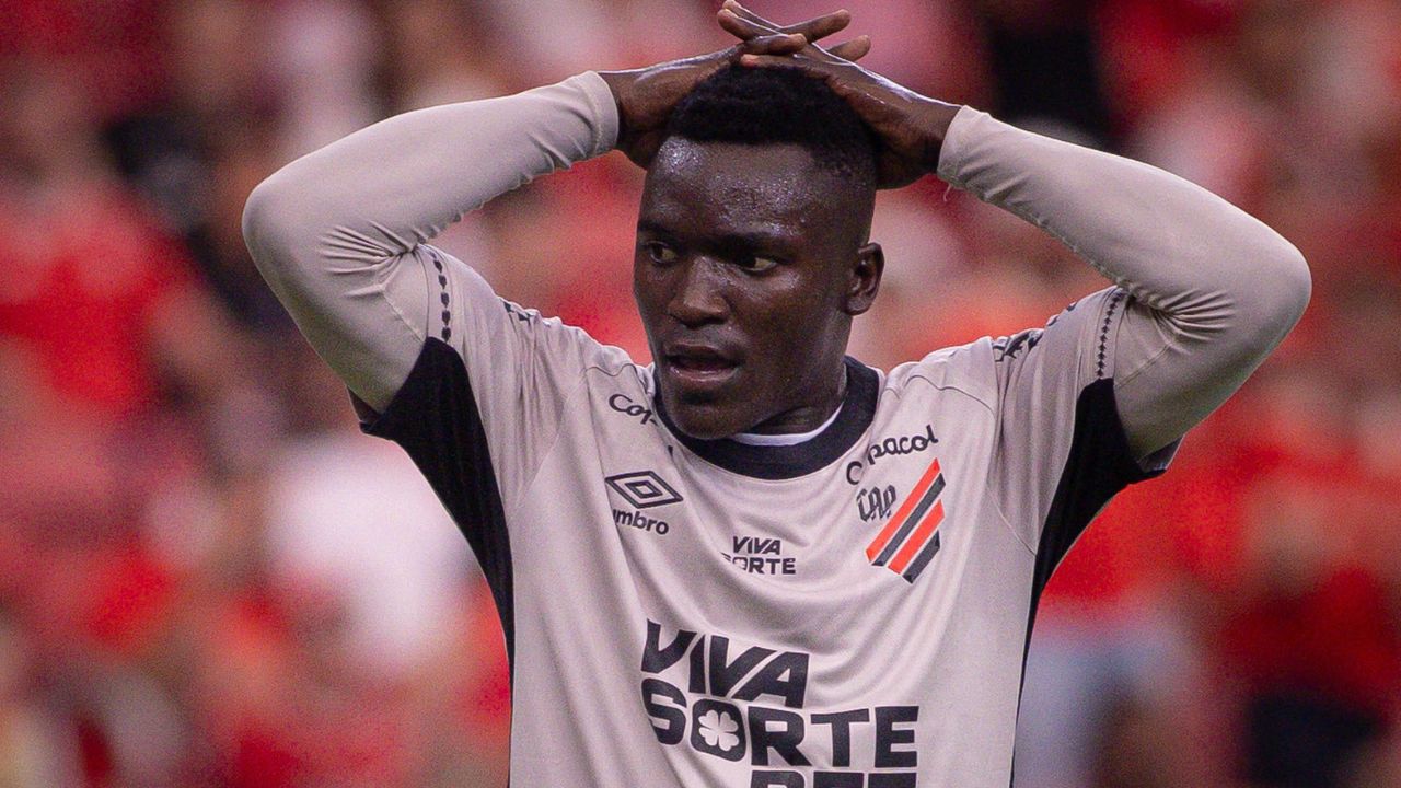Em baixa no Athletico? Viveros lidera estatística negativa no Brasileirão