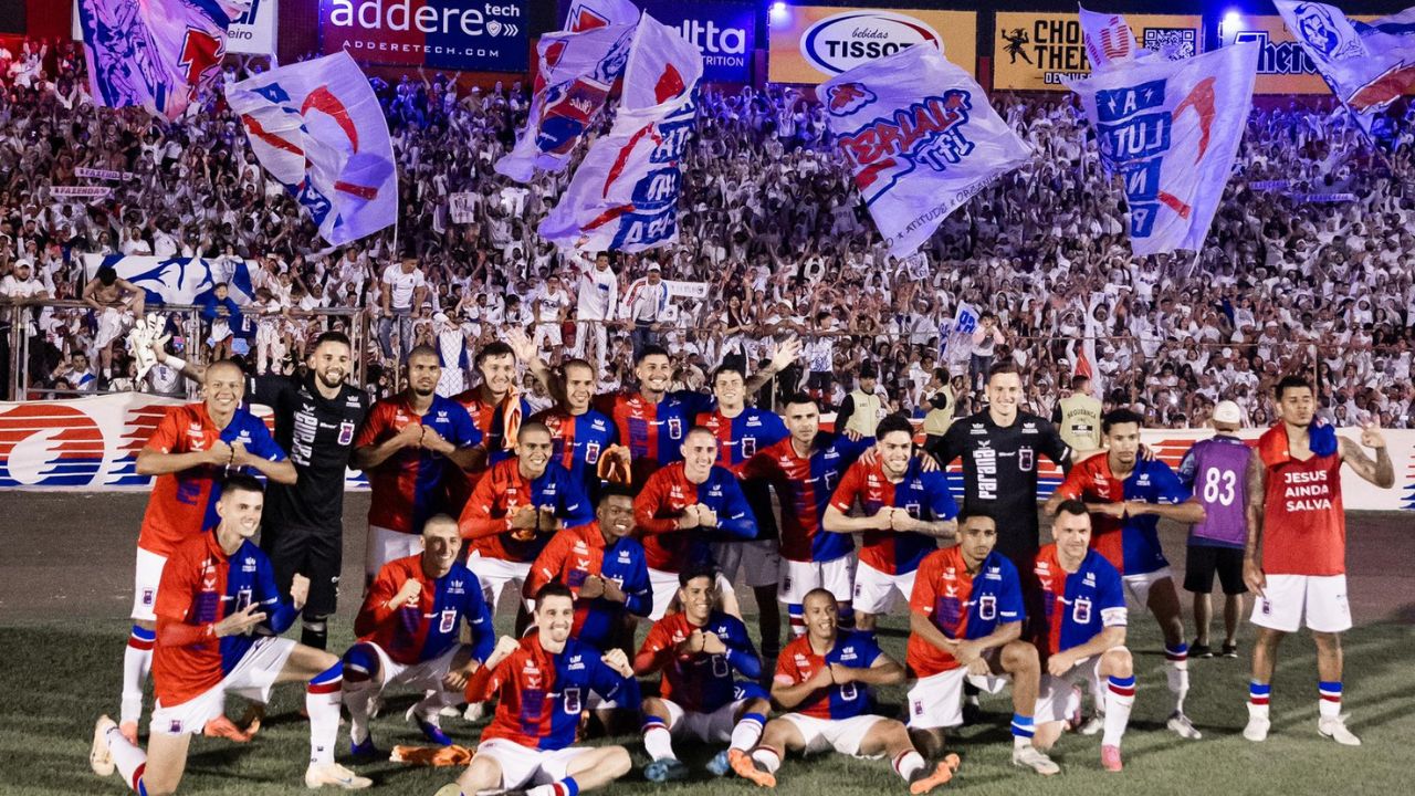 Torcida de time sem divisão dá show em primeiro jogo após 377 dias