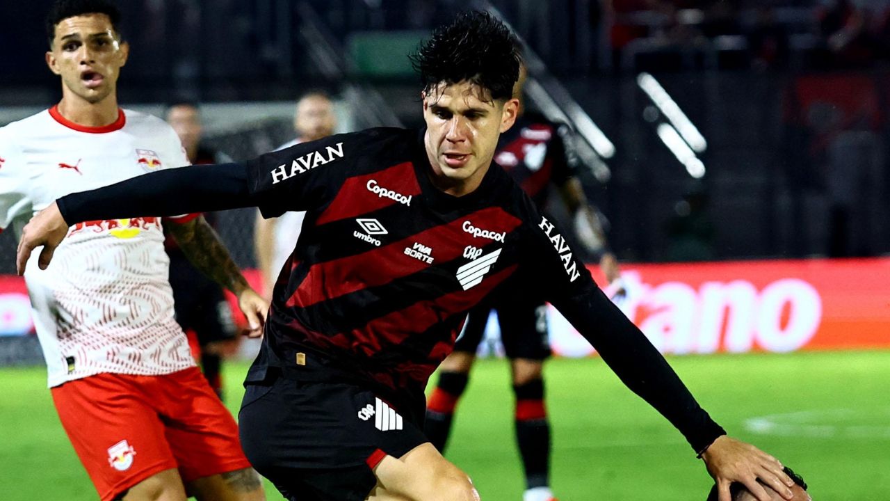 Athletico é bagunça, tem pior meio de campo do mundo e só é salvo pela chuva