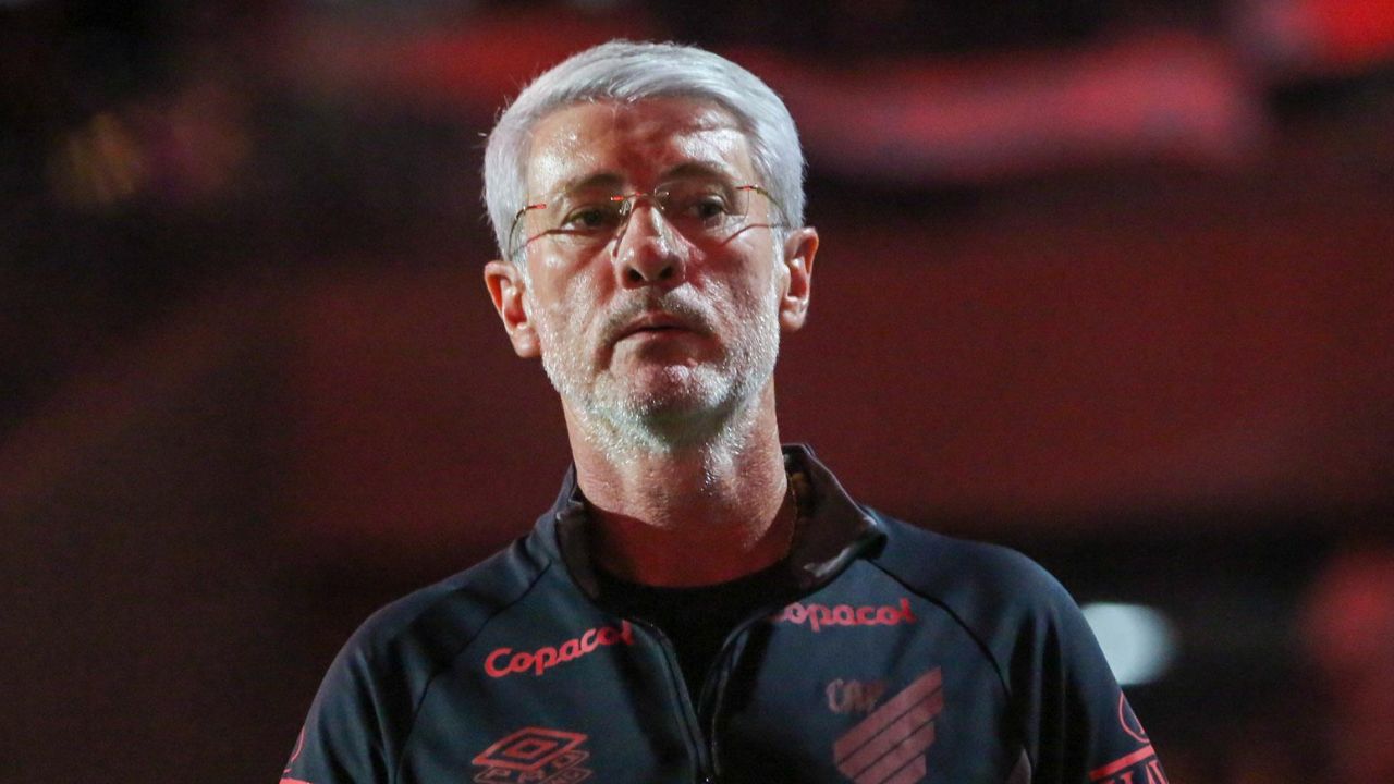 Odair dedica goleada do Athletico a diretor demitido por Petraglia