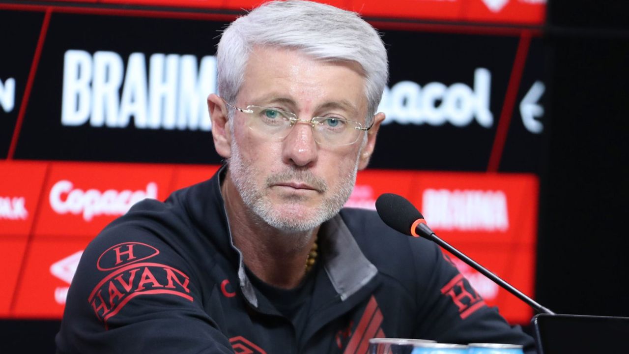 Jogador contestado no Athletico faz sacrifício, vive redenção e é ovacionado