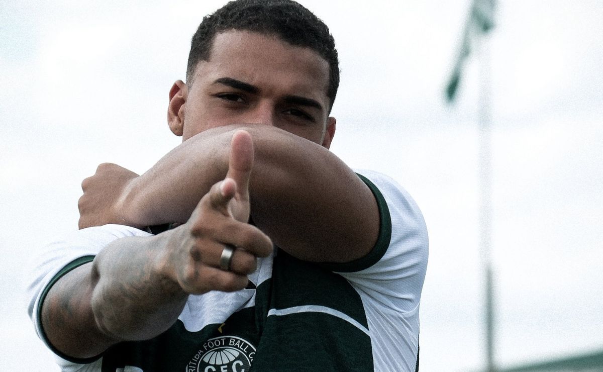 Coritiba contrata atacante envolvido em polêmica de fair play