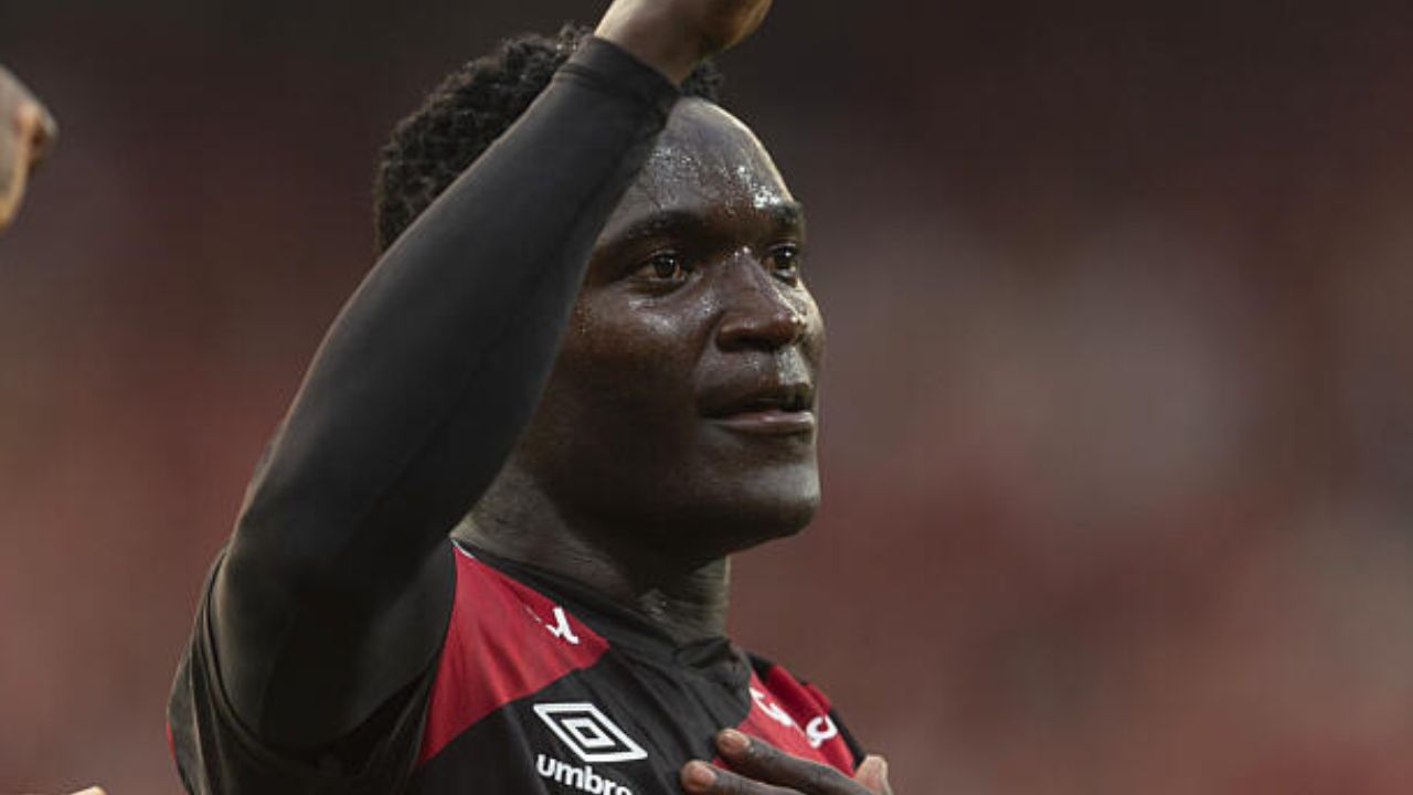 Alvo de especulações, Viveros assusta torcida do Athletico com indireta