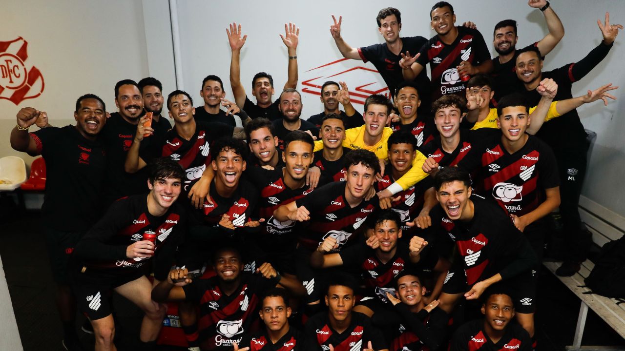Jovem faz golaço do meio de campo e classifica Athletico para final; assista