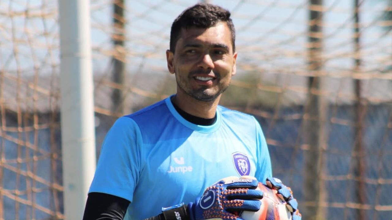 Goleiro rescinde contrato na Justiça após ser afastado por falha contra o Coritiba