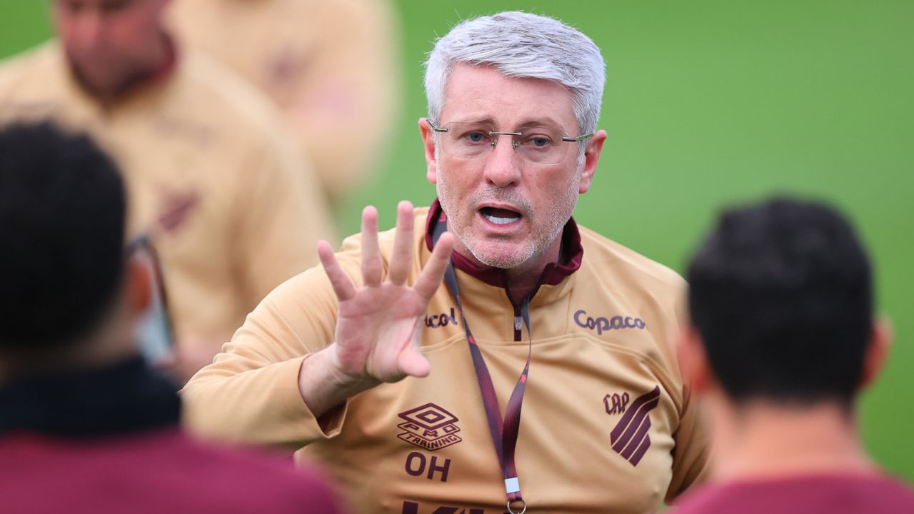 Athletico tem escalação confirmada em estreia de Odair Hellmann: veja os titulares do novo técnico