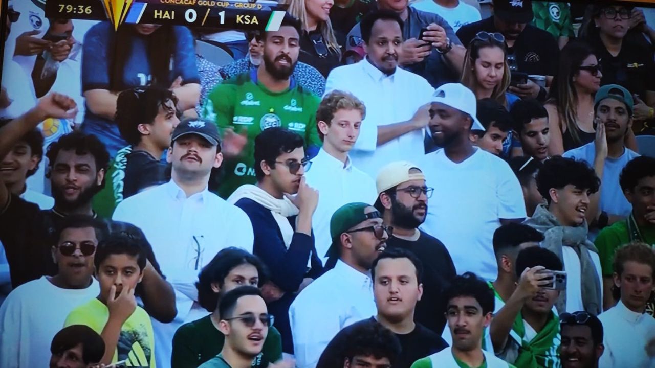 Camisa do Coritiba ganha destaque em torcida da Arábia Saudita: “Vamos, Coxa!”