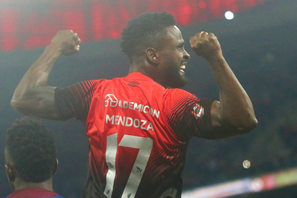 Mendonza comemora primeiro gol pelo Athletico