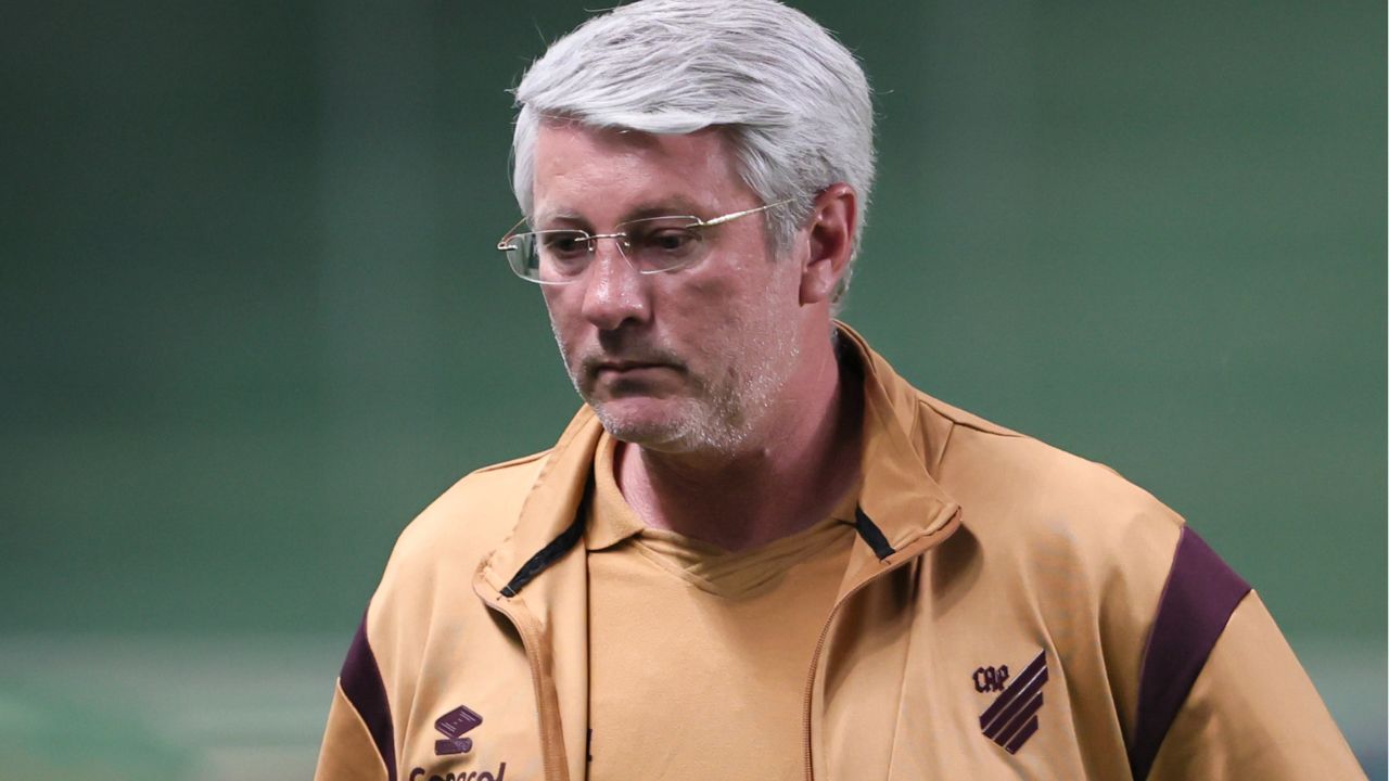 Odair protege zagueiro do Athletico após erro: “Vai aprender na dor”