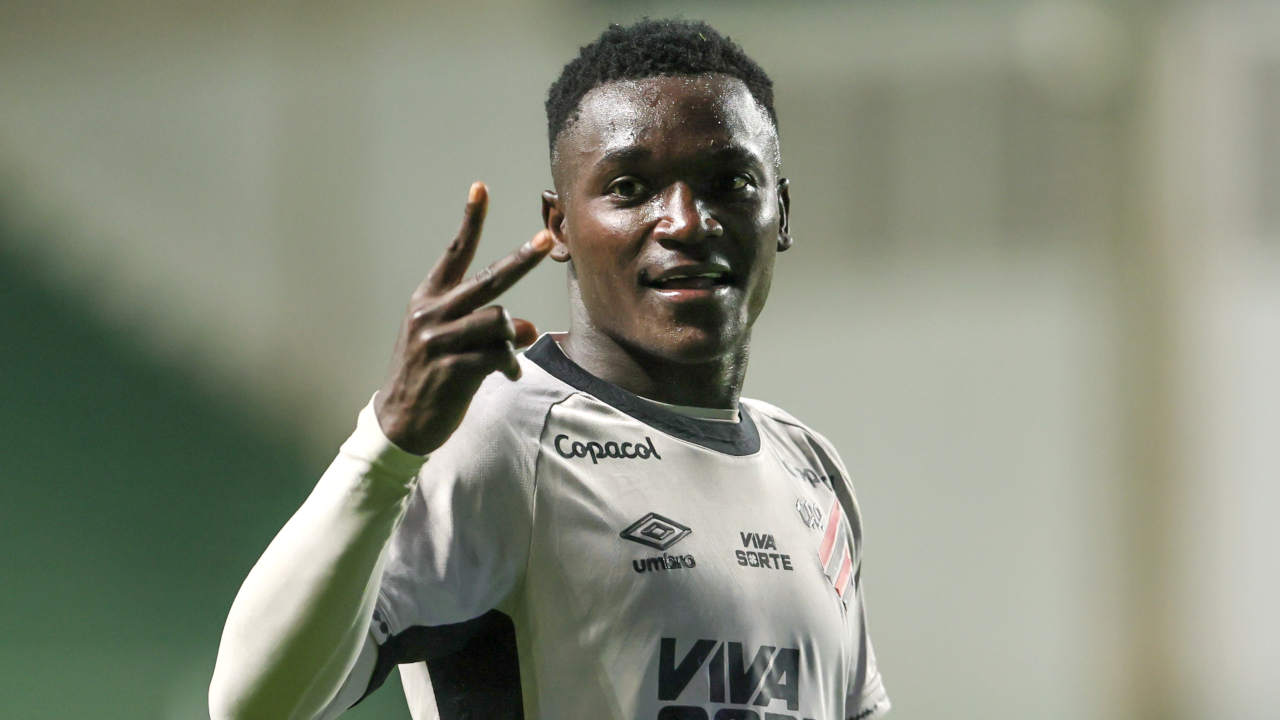 Maior contratação da história do Athletico é esperança após gols