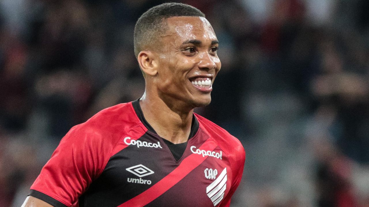Fora dos planos, lateral volta ao Athletico após quase um ano