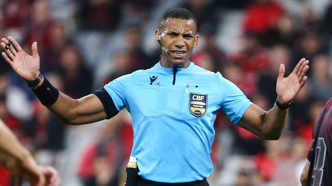 Árbitro explica decisão de não expulsar atacante do Athletico; ouça o áudio