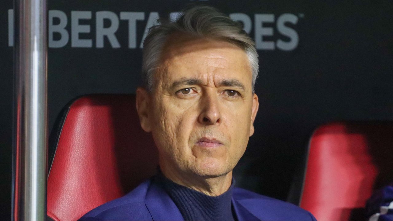 Defensor na época de Athletico, Tiago Nunes muda o tom e detona gramado do Palmeiras