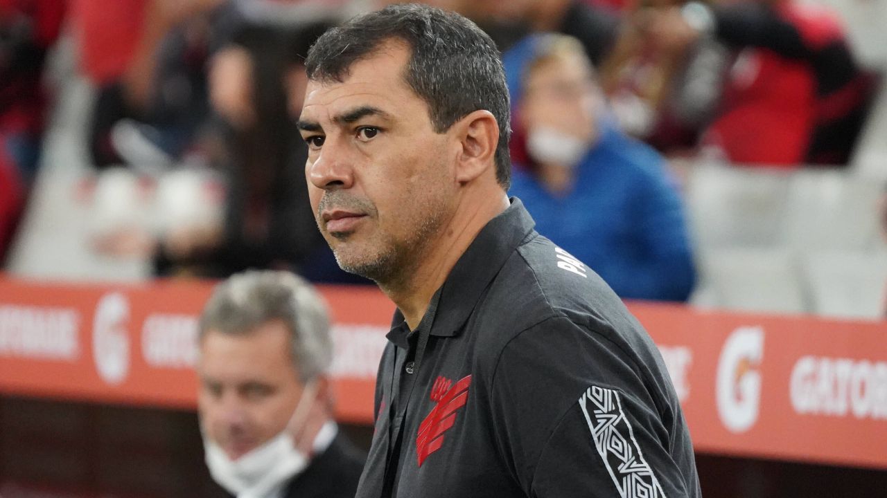 Athletico reencontra técnico demitido após 21 dias de trabalho