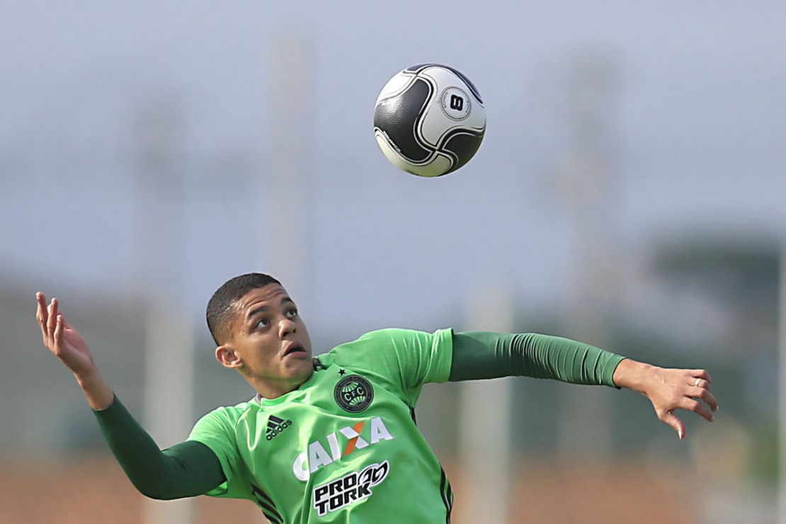 Além de Alef Manga, clube da Série B busca outro ex-Coritiba