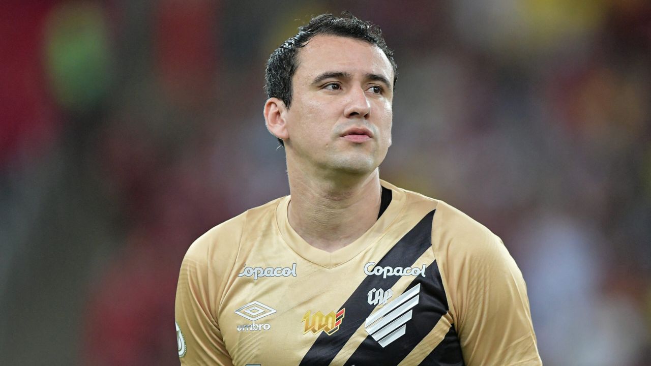 Ídolo do Athletico, Pablo negocia com rival do Sport na Série B após saída tumultuada
