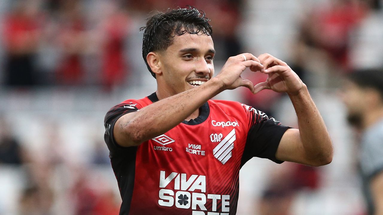 Internado em Curitiba, atacante do Athletico é diagnosticado e tem melhora