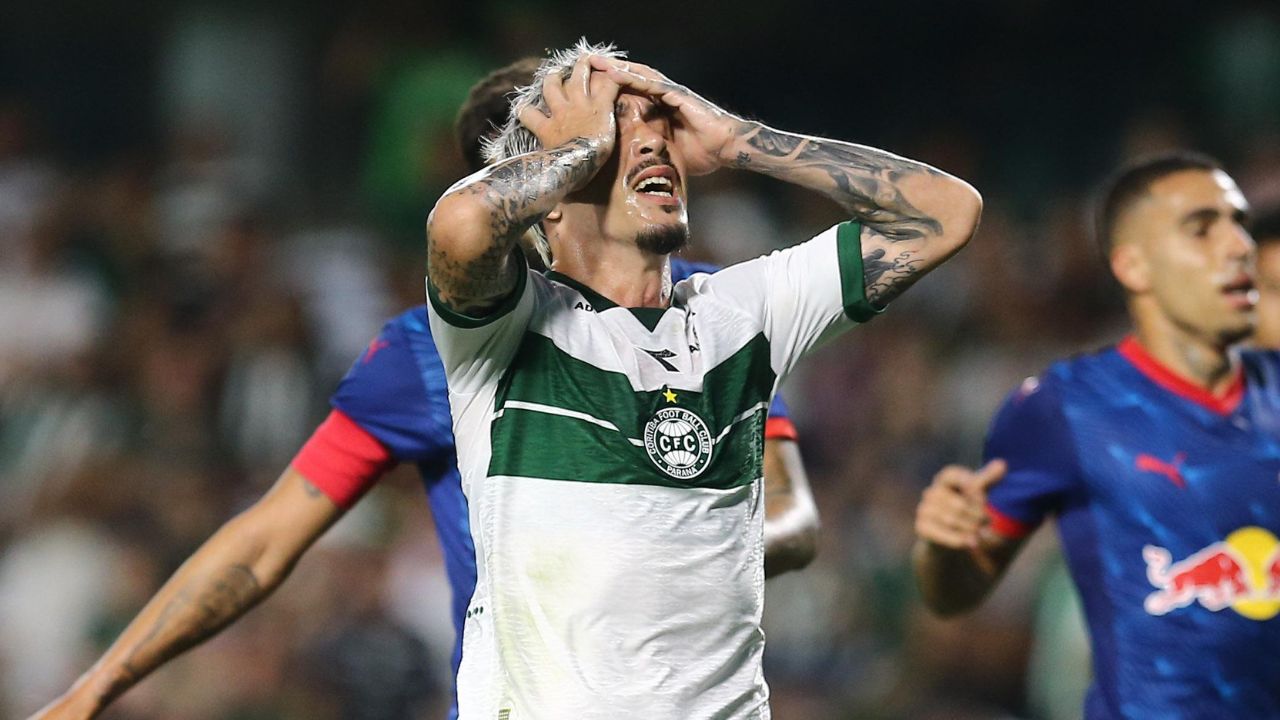Sem destaque, Coritiba sofre e aumenta jejum no Couto Pereira