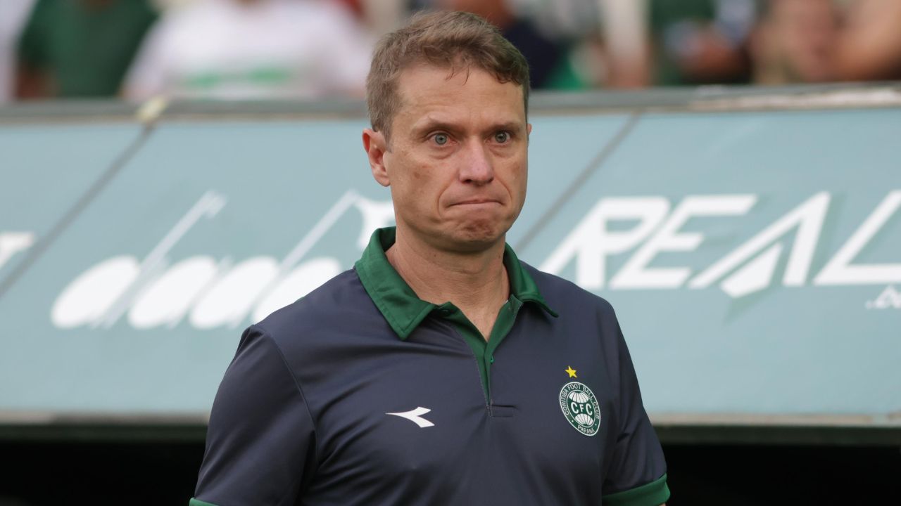Seabra reage a expulsão do Coritiba; CBF divulga áudio do VAR