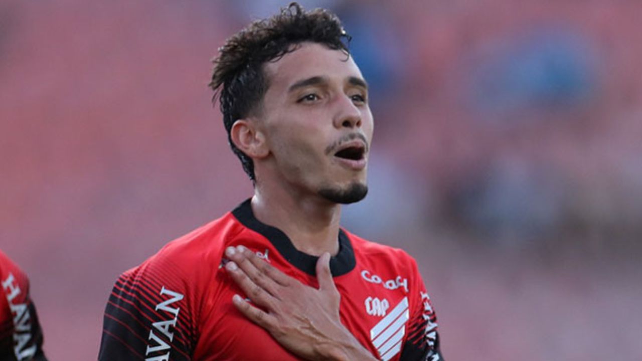 Artilheiro do Athletico é internado antes de duelo com o Botafogo