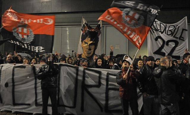 Milanistas ensinam a lutar pelos ídolos