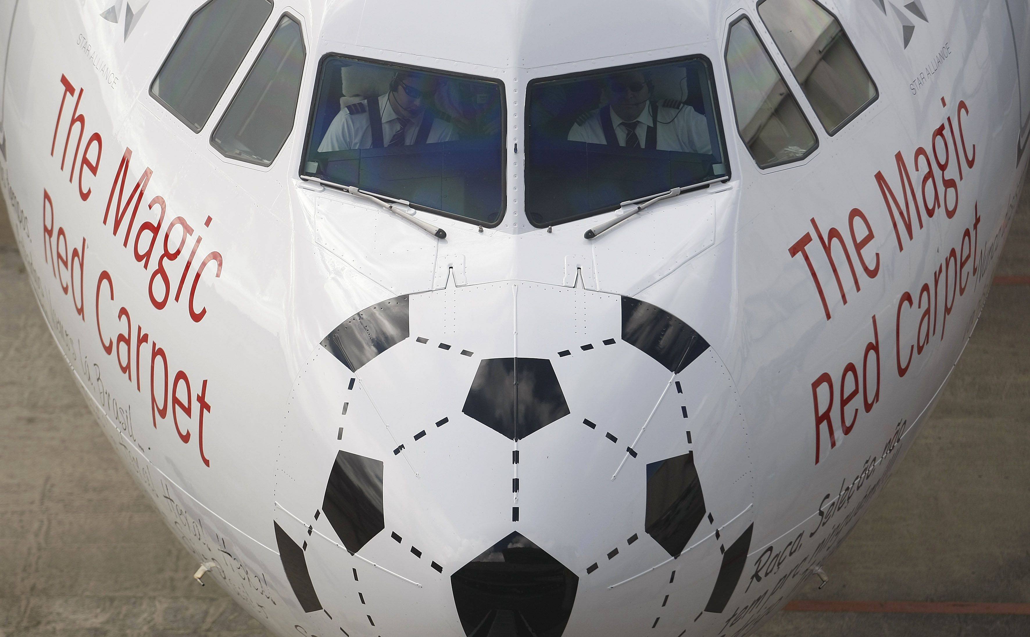 Mensagens de apoio decoram avião da seleção
